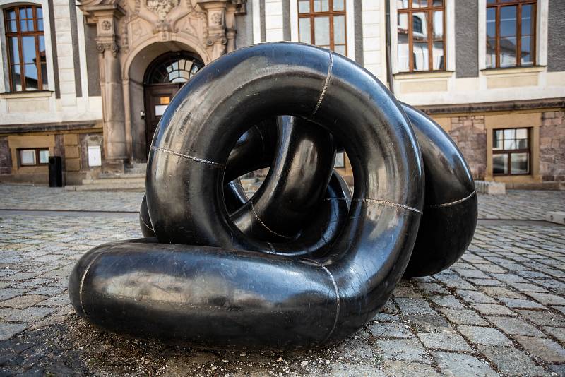 Sculpture line - mezinárodní sochařdký festival na náměstí v Broumově. Levitující postava sochaře Jakuba Flejšara a dílo Archimedon Lukáše Raise.