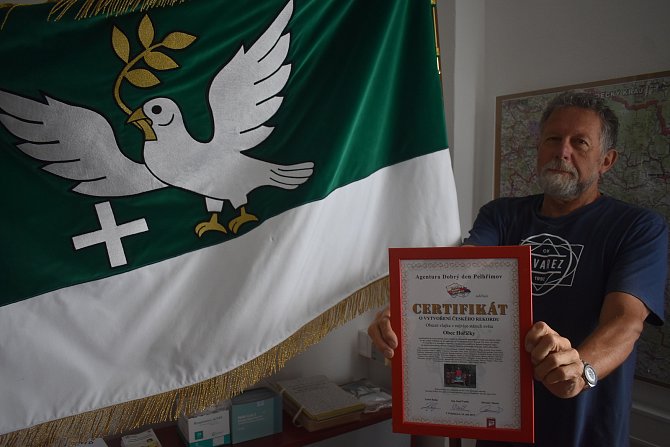 Hořičský rodák a patriot Luděk Rudiš procestoval už na 150 zemí celého světa. Do Mnoha z nich vezl i vlajku obce Hořičky.