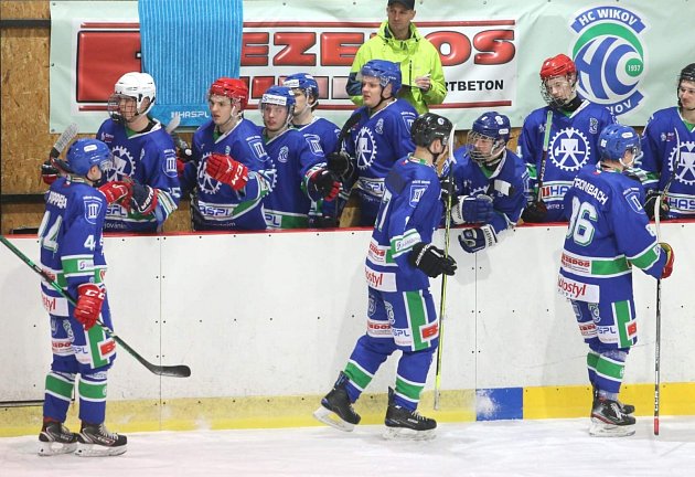 Hronovští hokejisté mohli v hale Klatov slavit vstřelený gól hned v šesti případech. Domácí tým jasně přehráli.