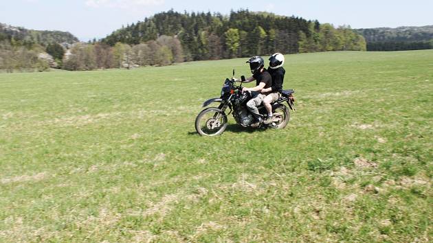 Motorka u Adršpašsko-teplických skal.