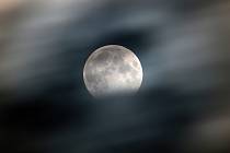 Částečné zatmění se dalo pozorovat a vyfotografovat v mezerách mezi mraky. Zajímavé efekty vznikaly při příchodu mraku, když se  promítnul na snímek Měsíce s delší expozicí trvající několik vteřin.