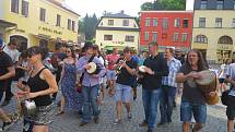 Průvod s transparenty v rukou vydal na krátkou cestu centrem města, při které demonstranty podporovali i další lidé.