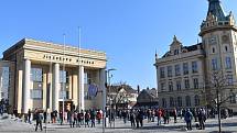 Na hronovském náměstí lidé protestovali proti vládním opatřením okolo koronavirové situace.  Hlavní slovo měl občanský aktivista David Tesař, který vybízel ke změně strachu a nepřátelství na prosperitu a radost. Výzvu k nasazení roušek takřka nikdo neresp