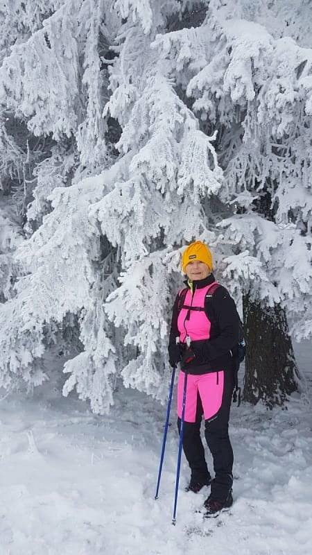 Krásné fotografie z víkendových zimních radovánek poslala do redakce Karolína Žďárská z Náchoda. S rodinou a kamarády si užívali sněhu nejen při bobování, ale i během výletu na rozhlednu na vrchu Šibeniku u Nového Hrádku.