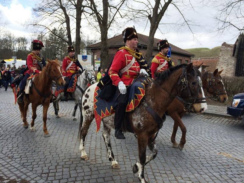 RAKOUSKÉ A PRUSKÉ jednotky pochodovaly pevnostním městem Josefov, aby zde zahájily turistickou sezónu. 