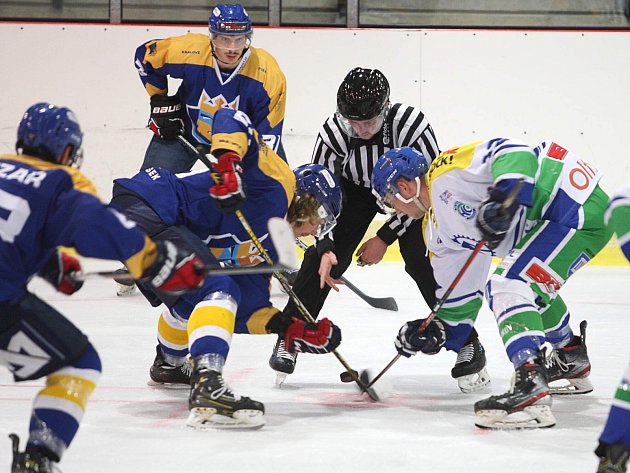 Hokejisté Hronova vstoupili do nového ročníku druhé ligy porážkou na domácím ledě. Výsledkem 1:3 nestačili na Písek.