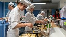 Místní Střední škola hotelnictví, řemesel a gastronomie se stala na tři dny centrem mezinárodního gastronomického umění. Konal se zde totiž druhý workshop s podtitulem „Krkonošská kuchyně“.