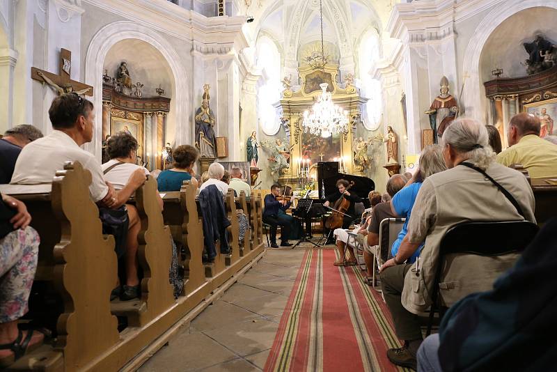 Bezděkovský kostel hostil rakouské Accio Piano Trio ve složení Clemens Böck (housle), Christina Scheicher (klavír) a Sebastian Bertoncelj (violoncello).