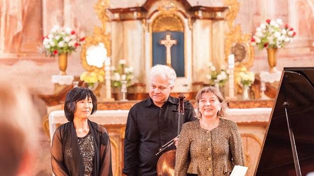 OHLÉDNUTÍ za druhým koncertem festivalu Za poklady Broumovska. Kubelíkovo trio koncertovalo v kostele ve Vižňově. 