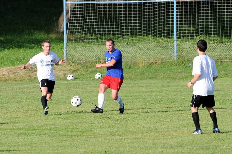 Italští reprezentanti ve skocích na lyžích si zahráli mezinárodní fotbalové utkání s týmem BKL Machov. Ten tvořili bývalí závodníci ve skocích na lyžích nebo ti, kteří skoky trénovali.  