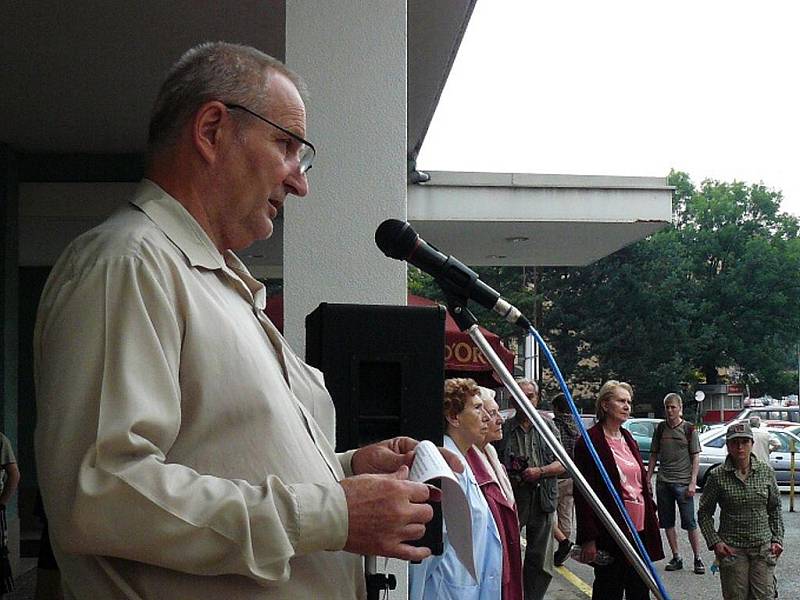 Pokud založíme občanské sdružení, vybudování obchvatu lépe prosadíme,“ říkal organizátor protestu  František Rázl. 