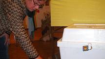 Alena Opatrná v sobotu v osm hodin "odpečetila" volební urny v okrsku č. 6 v Broumově a druhý poločas komunálních voleb mohl začít.