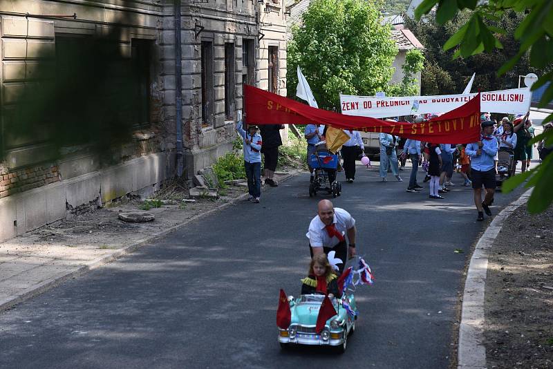 Dříve povinnost, dnes recese. Aneb bražečtí vytáhli mávátka a proletářská hesla