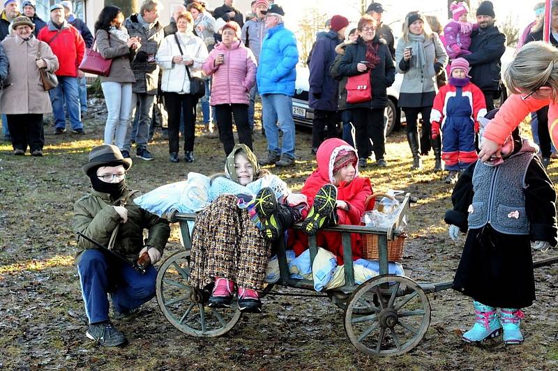 Na Silvestra odstartovala parta Čolek o desáté hodině ranní na kopci Čerťák už osmnáctý ročník recesistické akce nazvané Sjezd na čemkoli.