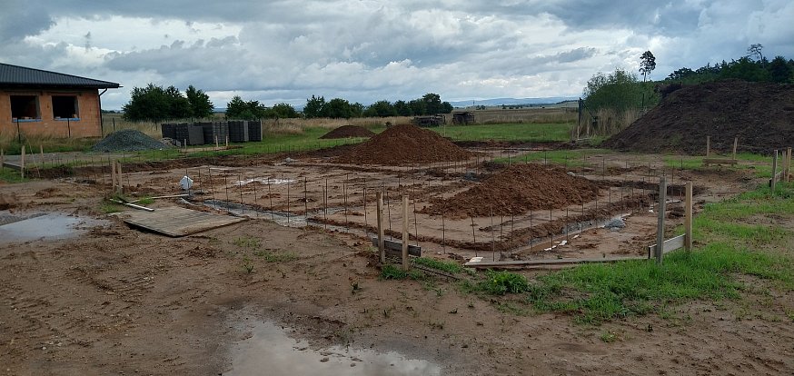 Na snímku pořízeném několik dní před kontrolou úředníků z odboru výstavby MěÚ Jaroměř je patrné, že na pozemku začalo budování základů.