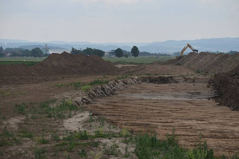 Stavějící se obchvat Jaroměře odvede tranzitní dopravu také z obcí Čáslavky, Dolany a Svinišťany. Přes tyto obce projede denně i patnáct tisíc aut. Většinou jde o kamiony.