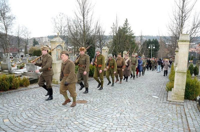 NÁHROBEK s pamětní deskou generála Jana Kratochvíla slavnostně odhalil v neděli odpoledne na červenokosteleckém hřbitově náčelník Generálního štábu Armády České republiky armádní generál Petr Pavel za přítomnosti představitelů města a místního disentu.