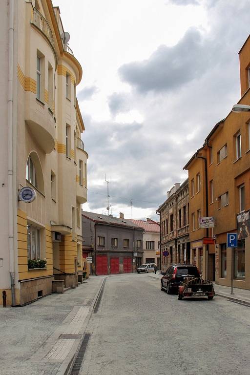 Opravená Hurdálkova ulice v Náchodě.