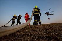 Na hašení rozsáhlého lesního požáru bylo nasazeno deset jednotek hasičů i vrtulník.