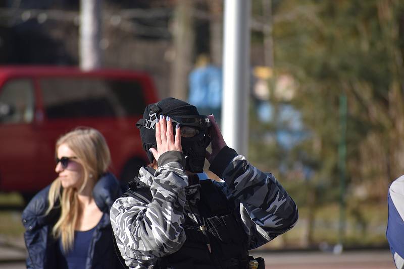 Na hronovském náměstí lidé protestovali proti vládním opatřením okolo koronavirové situace.  Hlavní slovo měl občanský aktivista David Tesař, který vybízel ke změně strachu a nepřátelství na prosperitu a radost. Výzvu k nasazení roušek takřka nikdo neresp