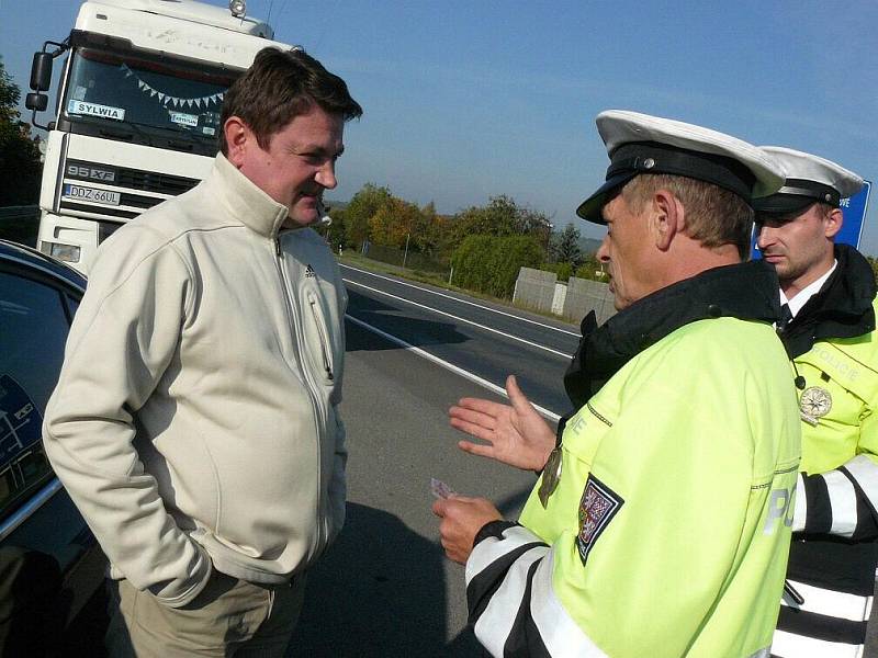 Při dopravně bezpečnostní akci pomáhal policistům i vrtulník.