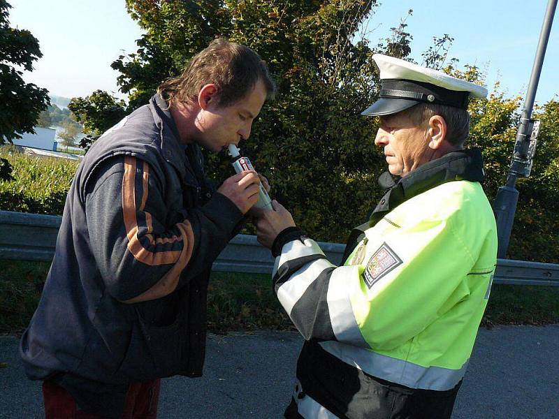 Při dopravně bezpečnostní akci pomáhal policistům i vrtulník.