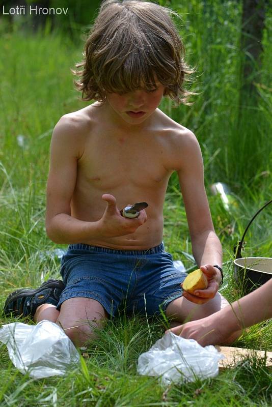 Jedenáct disciplín jako je rogaining, lanové aktivity, vaření na ohni, ale i spoustu her na loukách prosluněné osady Závrchy zvládla dvacítka hronovských Lotrů za 2 dny. 