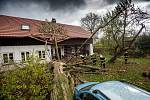 V obci Vršovka nedaleko Nového Města nad Metují spadl vzrostlý strom na dům, poškodil i zaparkovaný automobil.