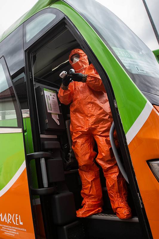 Na hraničním přechodu do Polska v Náchodě probíhají zdravotní kotroly. Každý cestující v autobuse či minibusu musí podstoupit měření teploty a vyplnit dotazník. Policie, celníci i hasiči tak kontrolují hranici.