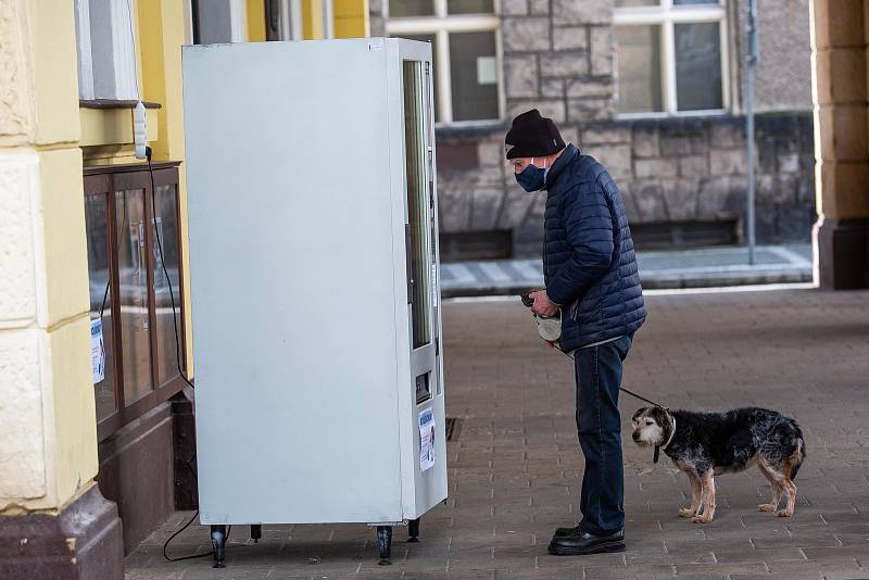 Automat na roušky u městského úřadu v Náchodě. Takzvaný rouškomat je v permanenci.