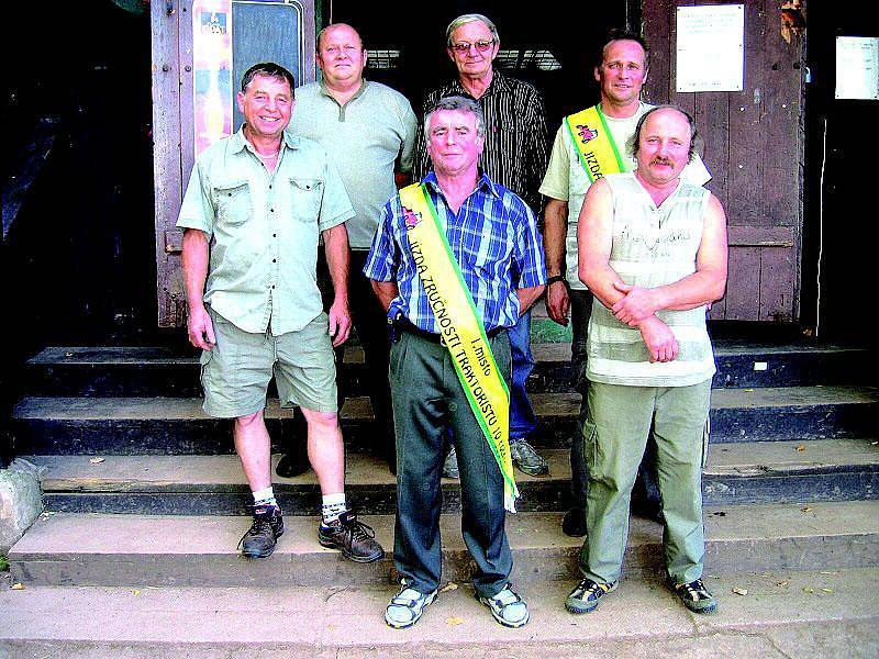 Ze soutěže traktoristů - Jaromír Gereg st. z Křinic na snímku uprostřed v první řadě. 