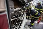 Rodící se požár v autobusu uhasil řidič v zárodku