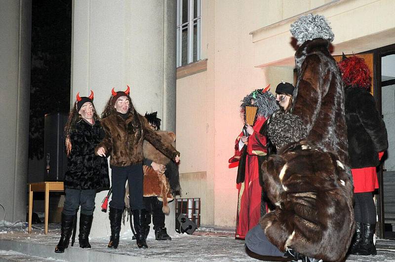 Mikulášská nadílka na hronovském náměstí.