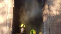 Byt celý vyhořel, hasiči z domu vyvedli dva lidi.