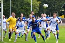 DIVIZNÍ náchodští fotbalisté (v modrém) před týdnem vyhráli na půdě Jablonce nad Jizerou 2:0.