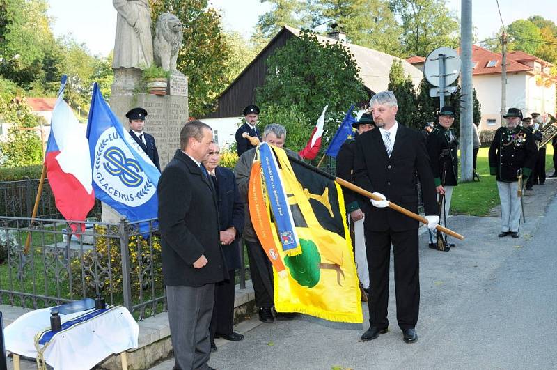 POSVÍCENÍ VYVRCHOLILO pondělním průvodem obcí ke kapličce, kde se sloužila mše, a následnou zábavou. 