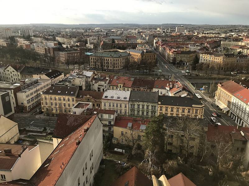 Renesanční Bílá věž je nejvyšší dominantou města (72 m), z jejíhož ochozu se otvírá návštěvníkům jedinečný pohled nejen na Hradec Králové, ale i na vzdálené vrcholky Krkonoš a Orlických hor.