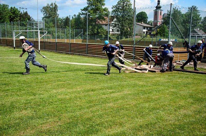 Na zeleném trávníků se odehrála tradiční hasičská soutěž v požárním sportu.