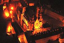 POZNÁTE, ŽE SE JEDNÁ O MODEL? Takhle totiž vypadá nasvícený papírový model Pražského hradu v Polici nad Metují. Stejně jako u skutečného jsou rozměry velkolepé.