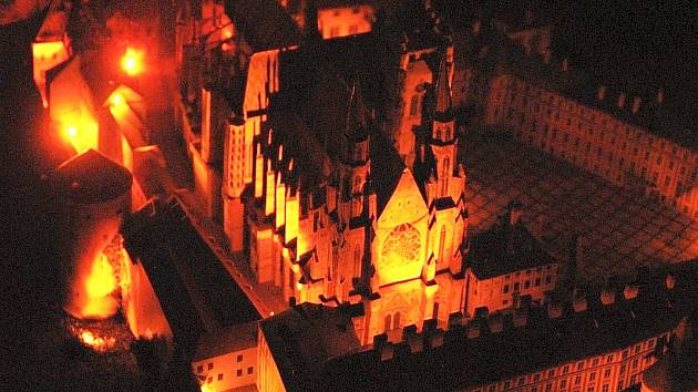 POZNÁTE, ŽE SE JEDNÁ O MODEL? Takhle totiž vypadá nasvícený papírový model Pražského hradu v Polici nad Metují. Stejně jako u skutečného jsou rozměry velkolepé.