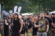 Metalisté všech odnoží si ve sluneční výhni v autokempu Brodský užívají po roční pauze festivalu MetalGate Czech Death Fest.