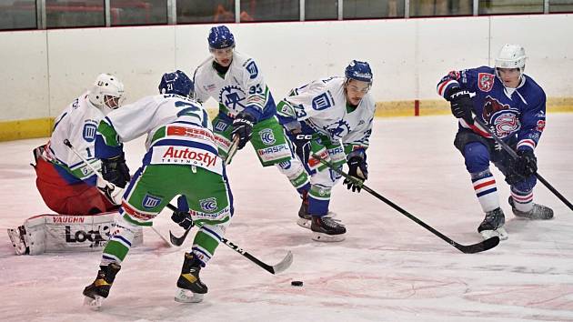 První měření sil v této sezoně ovládli hokejisté Hronova po samostatných nájezdech, odvetu si ale jasně podmanil soupeř z Děčína.