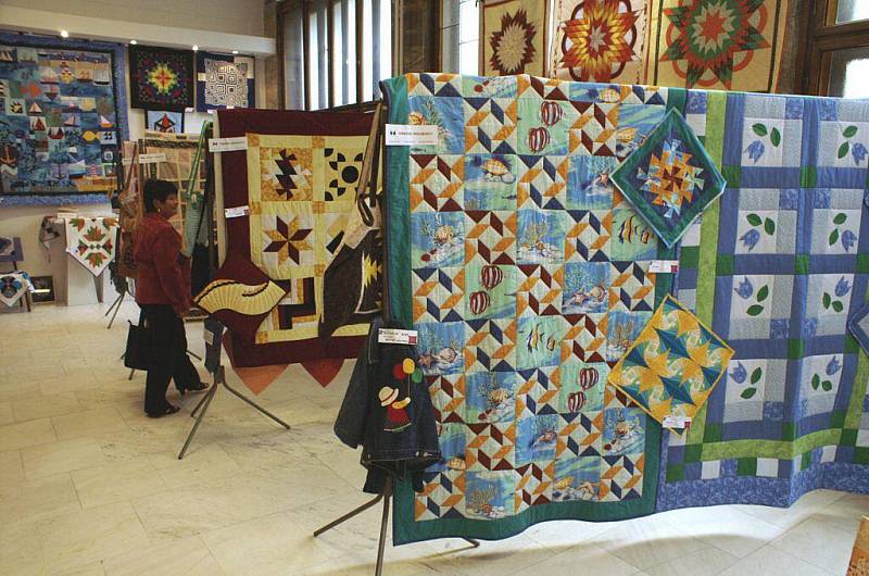 V Městské výstavní síni na náměstí v Červeném Kostelci probíhá od soboty 19. června do neděle 27. června Benefiční výstava patchworku aneb Pomáháme s patchworkem.