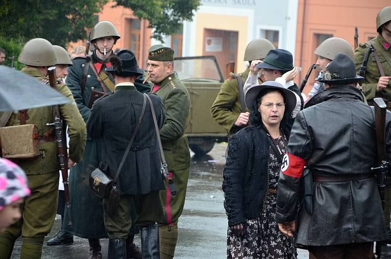 Na náměstí ve Stárkově se bojovalo. I za vydatného deště