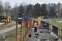 Do svých závěrečných etap se pomalu blíží úpravy na fotbalovém hřišti a veřejném prostranství mezi školami.