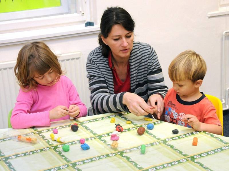 Osmnáct dětí z Červeného Kostelce si od pondělí oťukává nové pracoviště školky. 