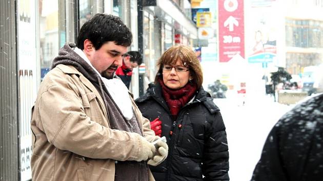 IVANA ANDRLOVÁ A TOMÁŠ MAGNUSEK při natáčení scény v Palackého ulici. 