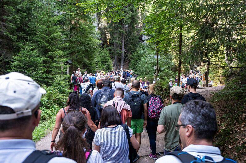 Říká se, že si zde můžete na vlastní kůži vychutnat místa, které jste viděli ve filmu Letopisy Narnie. Ve skutečnosti si ale turisté v některé dny "vychutnají" jen všudypřítomné davy.