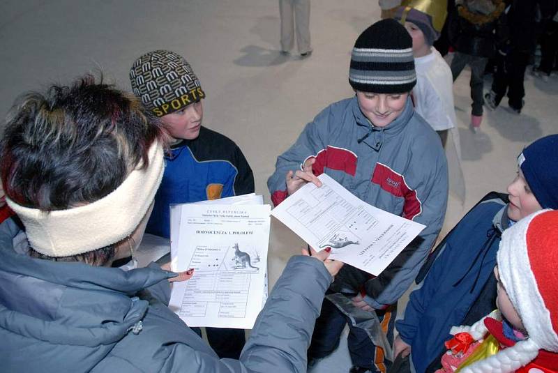 Děti ze Základní školy ve Velkém Poříčí na karnevalu na ledě dostaly pololetní vysvědčení.