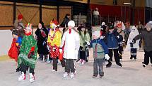 Děti ze Základní školy ve Velkém Poříčí na karnevalu na ledě dostaly pololetní vysvědčení.